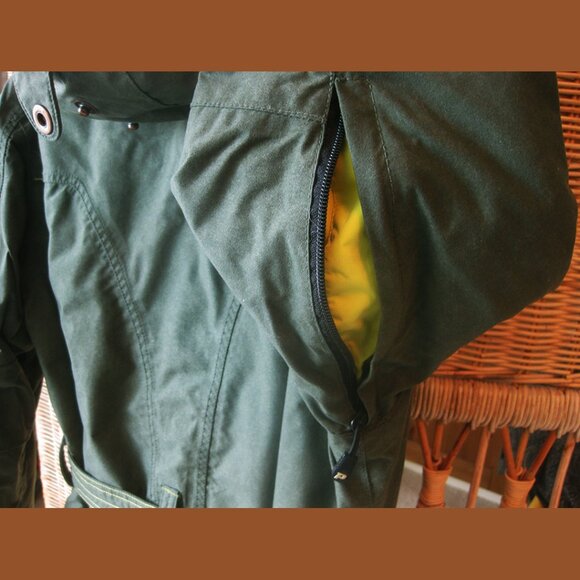PEAK PERFORMANCE OUTDOOR JACKET DESIGNED IN SWEDEN - Picture 7 of 9